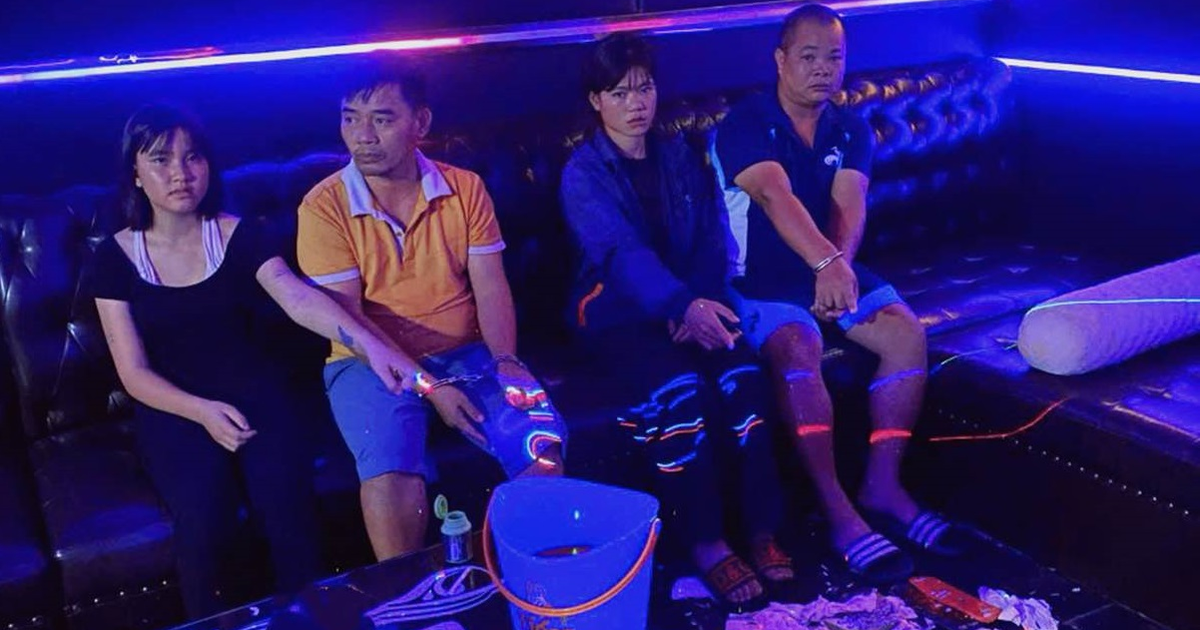 Công an kiểm tra 1 phòng karaoke, bắt Lò Thị Vi và Lò Thị Dương