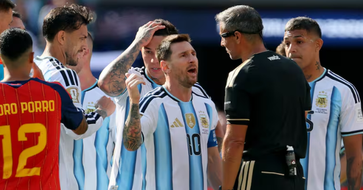 Photo: Kenh14.vn RefCam Footage Shows Referee Urging Messi to Control Paredes in 2026 Final