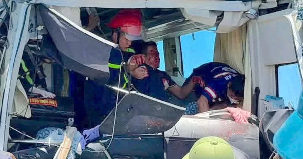 Vụ xe khách đâm container trên cao tốc Bắc - Nam: Hành khách văng khỏi ghế, la hét hoảng loạn