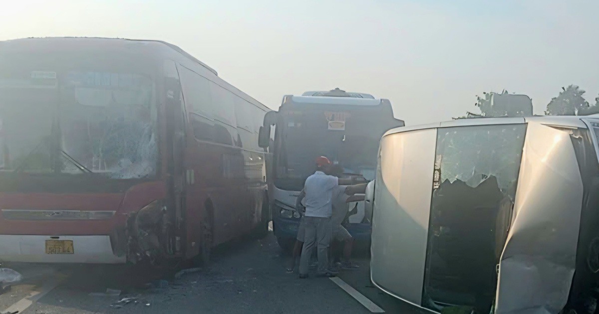 Xe khách đâm 2 ô tô trên cao tốc Nội Bài - Lào Cai