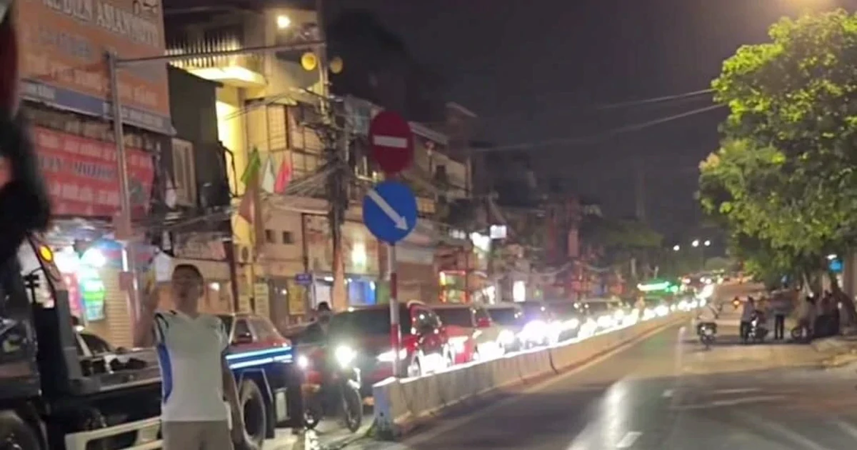 Hà Nội: Đèn tín hiệu giao thông liên tục đỏ, ô tô xếp hàng dài trong đêm