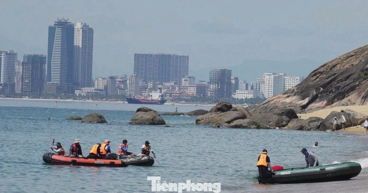 Xuồng, ca nô đổ về biển Đà Nẵng tìm hai nạn nhân bị sóng cuốn ở Mũi Nghê