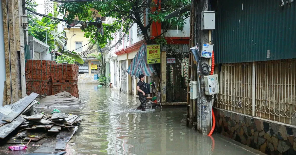 Ứng phó với mưa lớn, Hà Nội huy động 200 xe téc, trực 24/24 tại các "điểm đen" úng ngập
