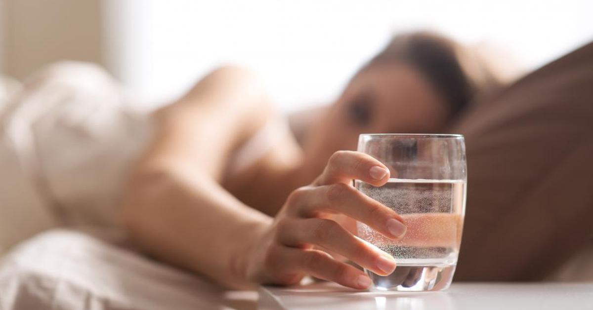 Thói quen uống nước trước khi ngủ: Lợi ích và tác hại cần biết