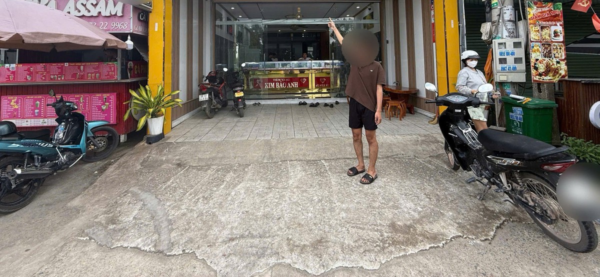Bắt khẩn cấp nam sinh viên đại học SN 2007 cướp giật tiệm vàng