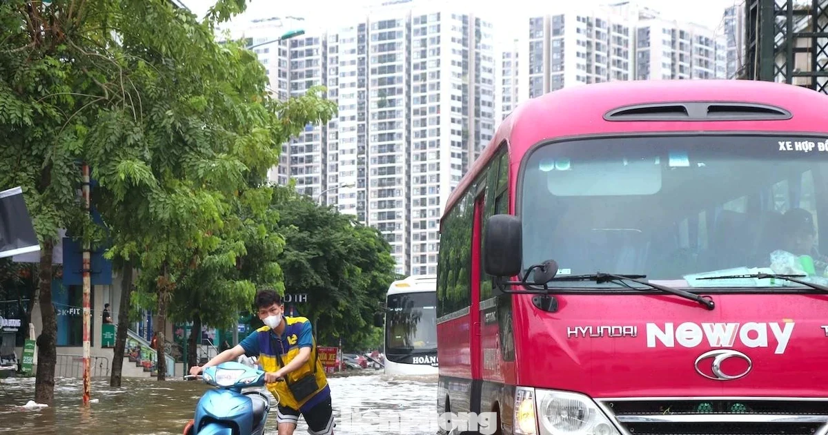 Kiên quyết chặn người và xe qua các điểm ngập sâu tại Hà Nội