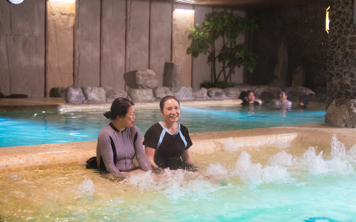 Khi Onsen trở thành thói quen: Hành trình tìm lại sự dẻo dai của nữ điều dưỡng tuổi 65 tại Phương Đông Asahi