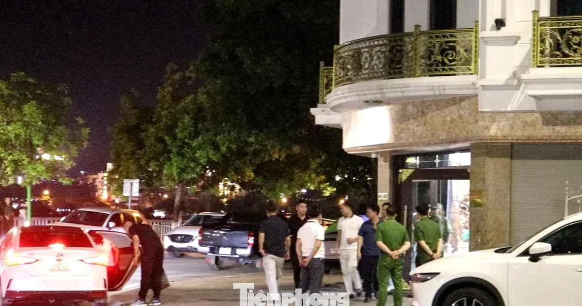 Công an rời nhà Hải Sapa TV lúc nửa đêm, người dân hiếu kỳ vẫn ùn ùn kéo đến