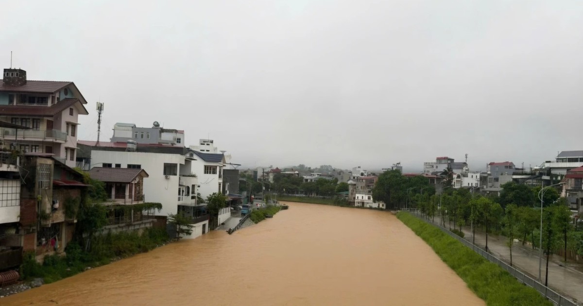 Mưa xối xả gây ngập sâu, sạt lở nhiều tuyến đường ở Cao Bằng