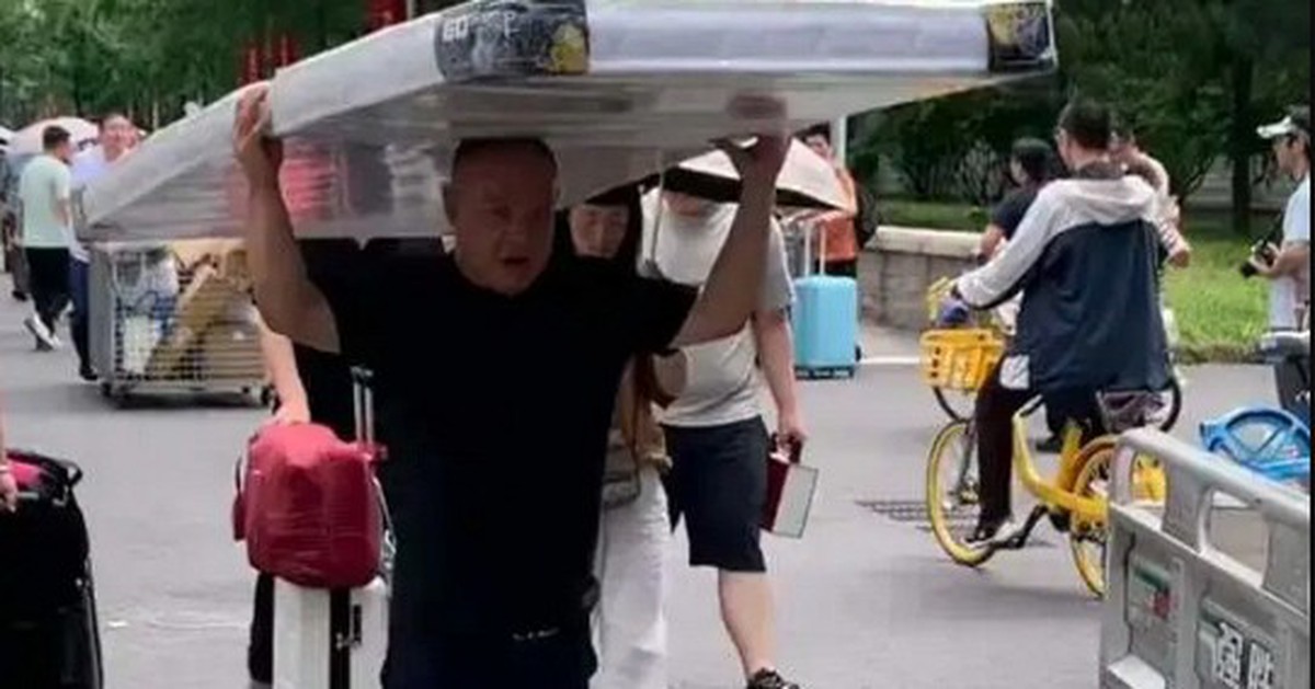 Vì sao nhiều người ước ao được như ông bố trong bức ảnh này?
