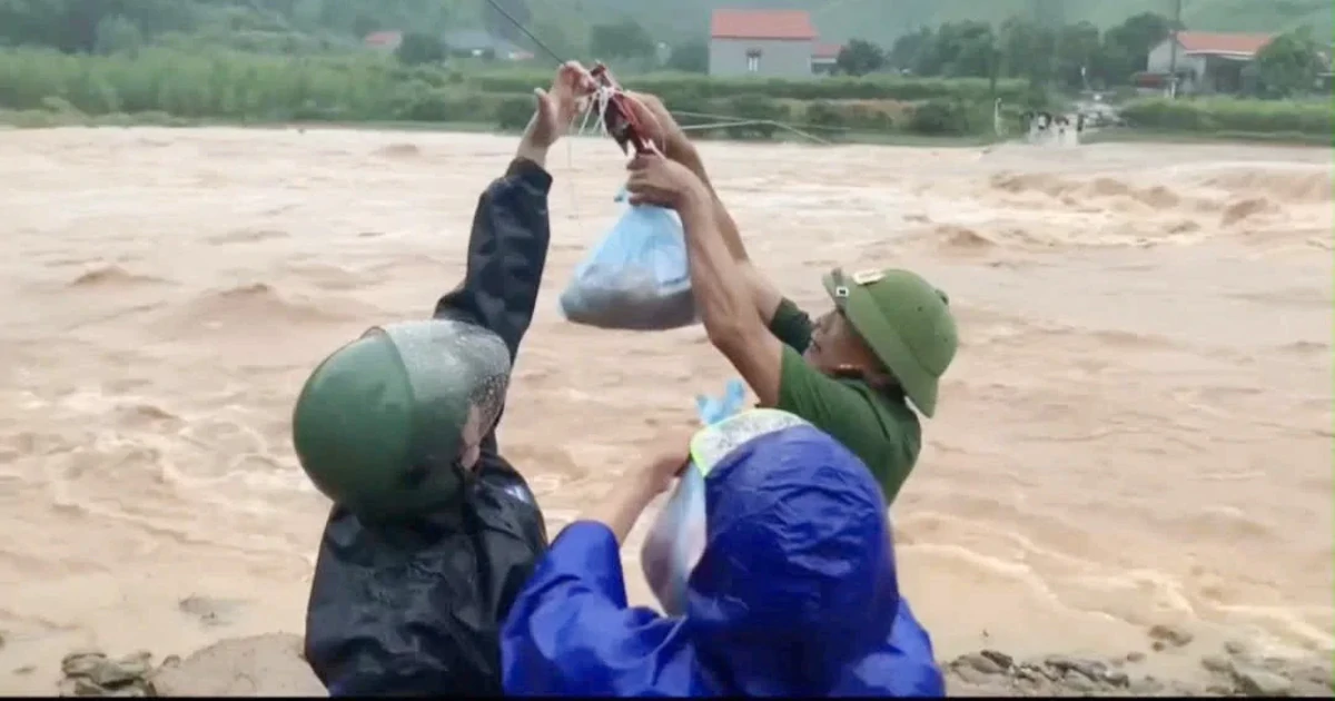 Dùng ròng rọc tiếp tế lương thực cho 100 hộ dân bị cô lập vùng lũ ở Bắc Ninh