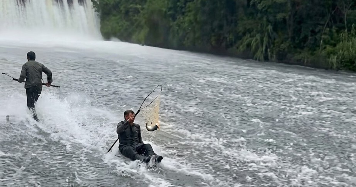 Bắc Ninh: Bất chấp nước lũ chảy xiết, nhiều người vẫn lao xuống đập tràn bắt cá
