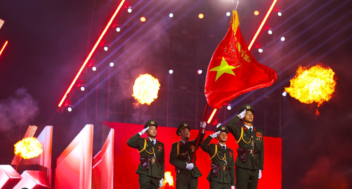 Hàng ngàn khán giả xúc động trước màn diễu binh đặc biệt tại concert “Tổ quốc trong tim”