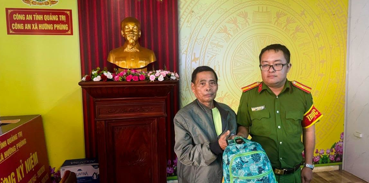 Công an xác minh 24,9 triệu đồng tiền mặt bên trong chiếc ba lô học sinh màu xanh nằm bên đường