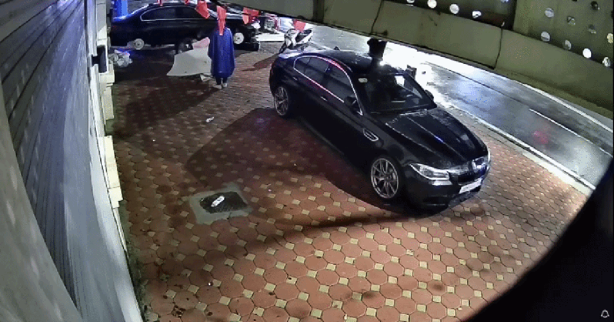 [CLIP] Nhóm đối tượng mang xe cải tiến đi lấy trộm 4 bánh xe BMW đỗ trên vỉa hè Hà Nội
