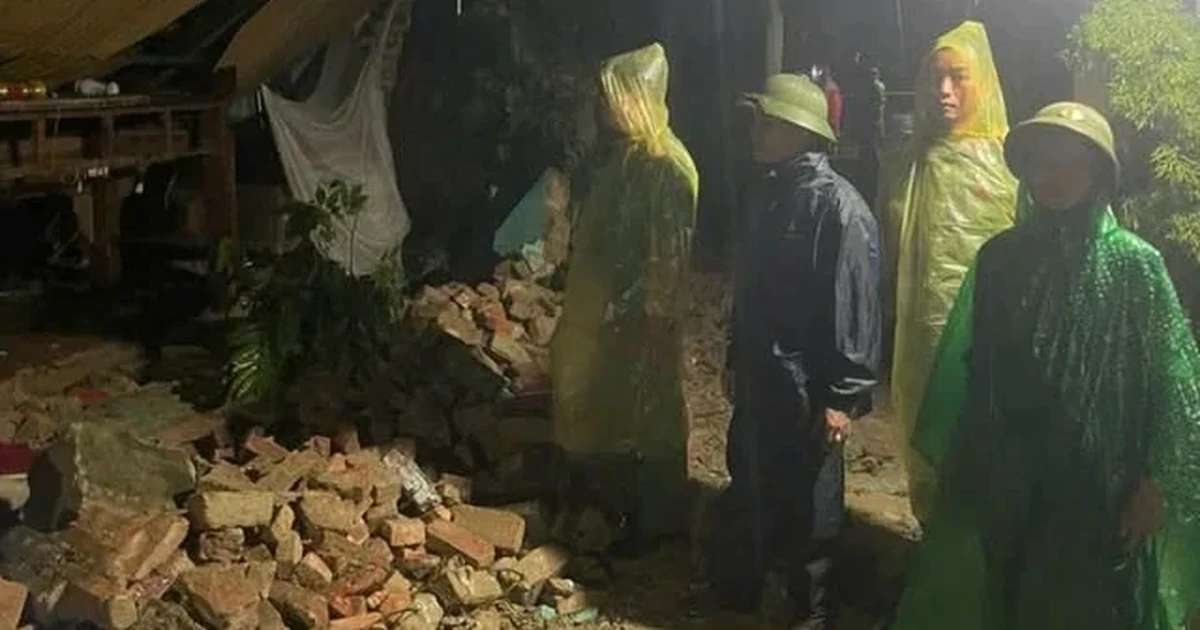 Sập nhà ở Hà Nội do mưa giông, cụ ông được đưa đến bệnh viện cấp cứu kịp thời