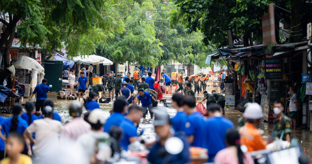 Đường phố Lạng Sơn ngổn ngang bùn đất, rác thải sau 2 ngày ngập sâu