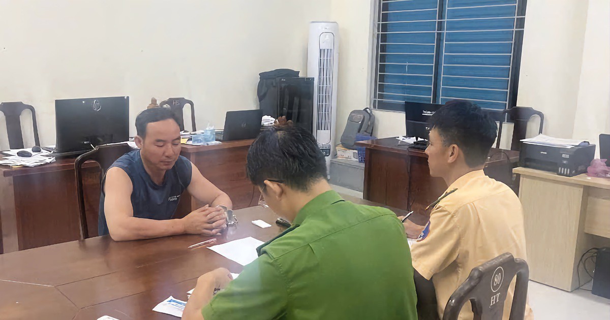 CSGT Huế bắt giữ kẻ trốn truy nã trên xe khách Bắc - Nam