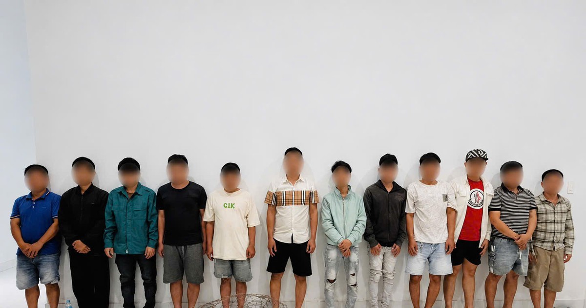 Ập vào kiểm tra 1 tụ điểm, công an tạm giữ hình sự 4 đối tượng, thu giữ 1 con gà và 7 cuộn băng keo