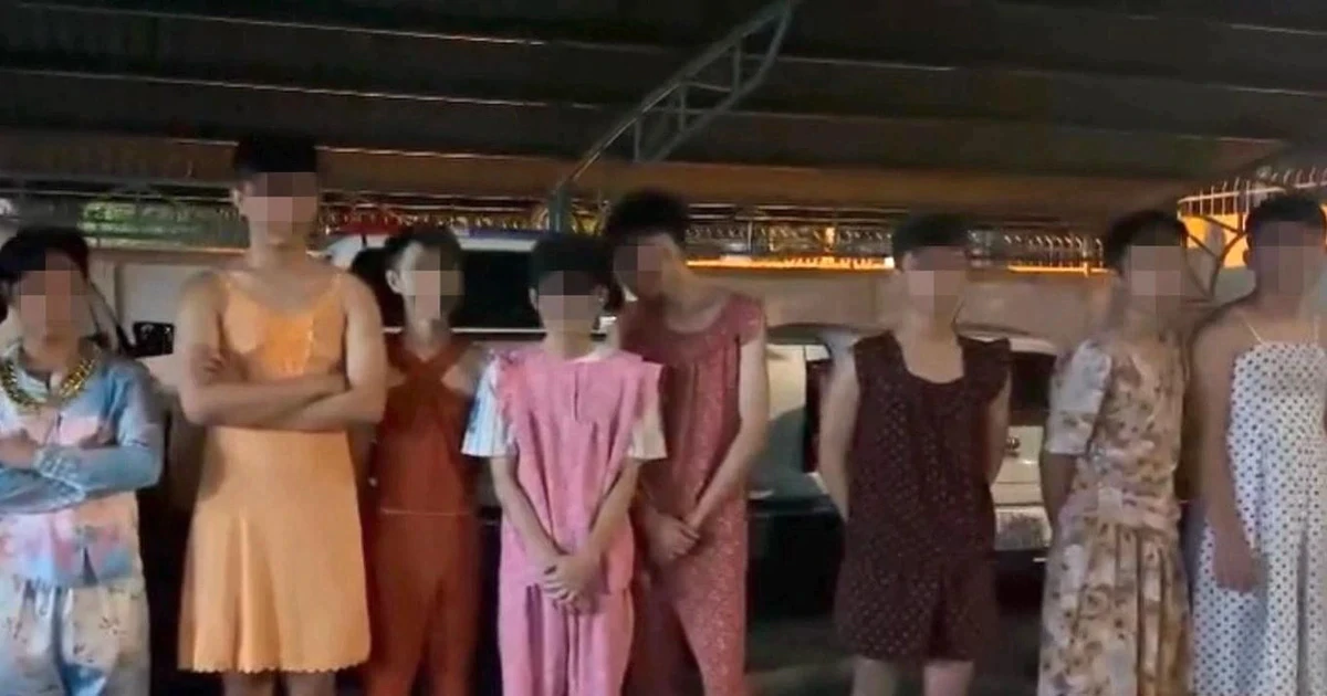 Gây náo loạn đường phố khi "đi bão", nhóm nam giới mặc váy được mời đi... dọn rác