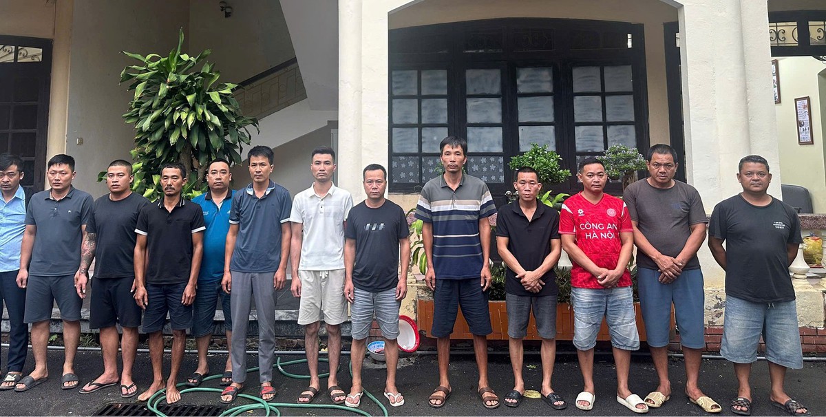 Công an kiểm tra phòng ăn của 1 công ty lúc 16h20, 13 tài xế lần lượt bị khởi tố