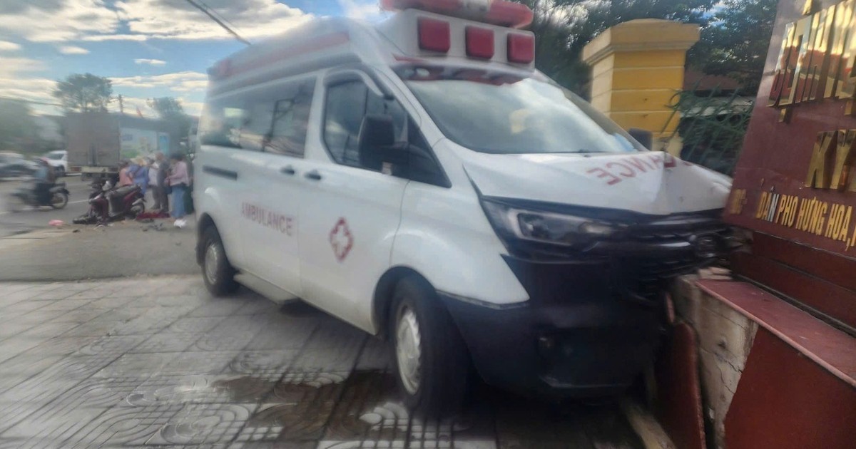 Xe cứu thương va chạm xe máy trên quốc lộ, tông đổ tường rào bệnh viện ở Hà Tĩnh