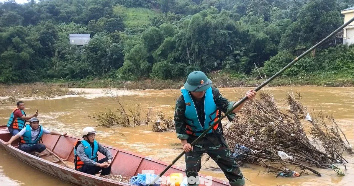 Dùng thuyền vượt lũ, đưa chuyển người và hàng hóa ra vào vùng cô lập