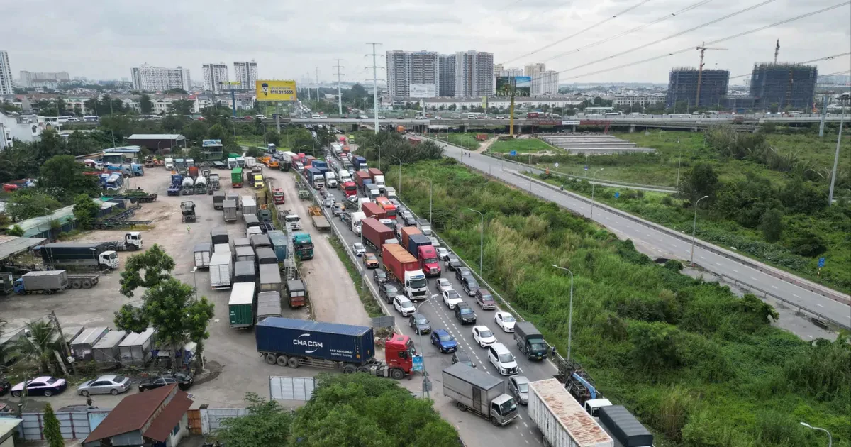 Cửa ngõ phía Đông TPHCM ùn ứ kéo dài 10km ngày đầu nghỉ lễ 2-9