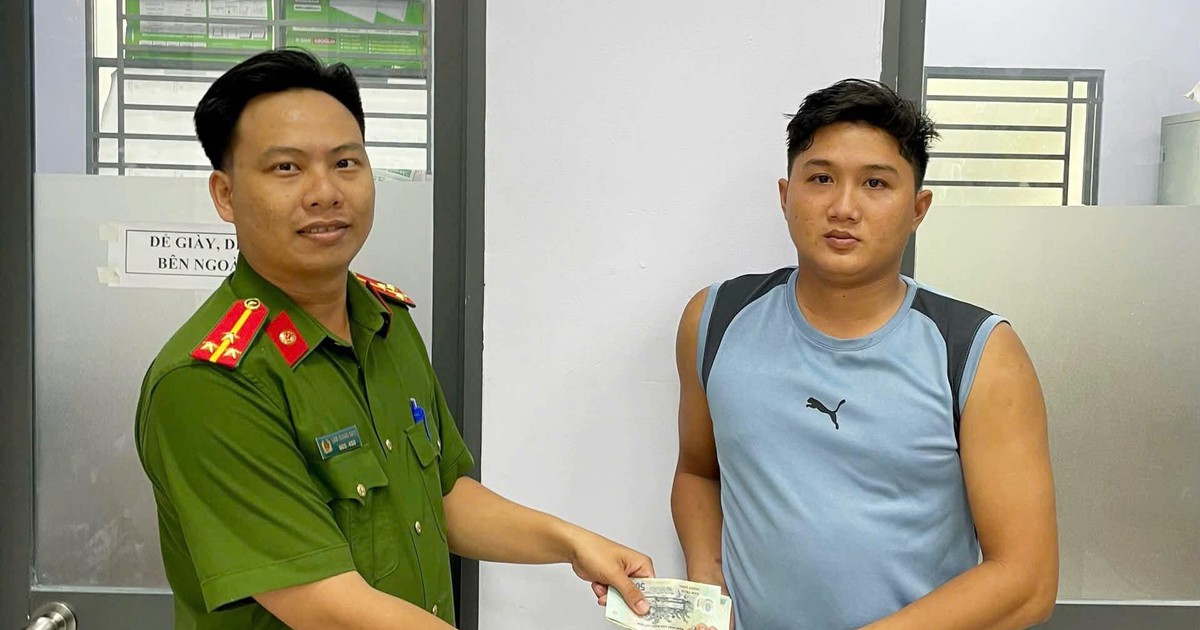 Nhặt được ví chứa hơn 6 triệu đồng cùng loạt thẻ ngân hàng, hành động của người đàn ông khiến ai cũng nể phục