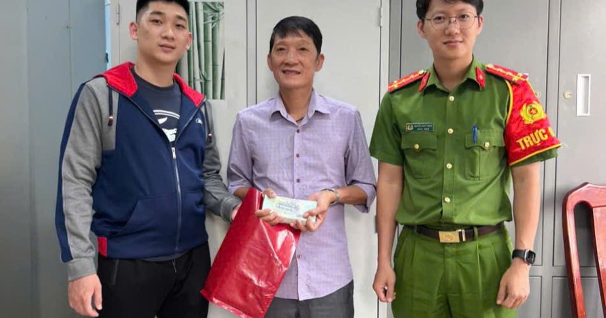 Công an xác minh xấp tiền 500.000 đồng cùng loạt giấy tờ bên trong túi nylon: Tổng số tiền 70 triệu đồng