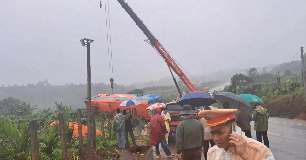 Tiếng khóc xé lòng của thân nhân người chết trong vụ xe khách lật ở Gia Lai