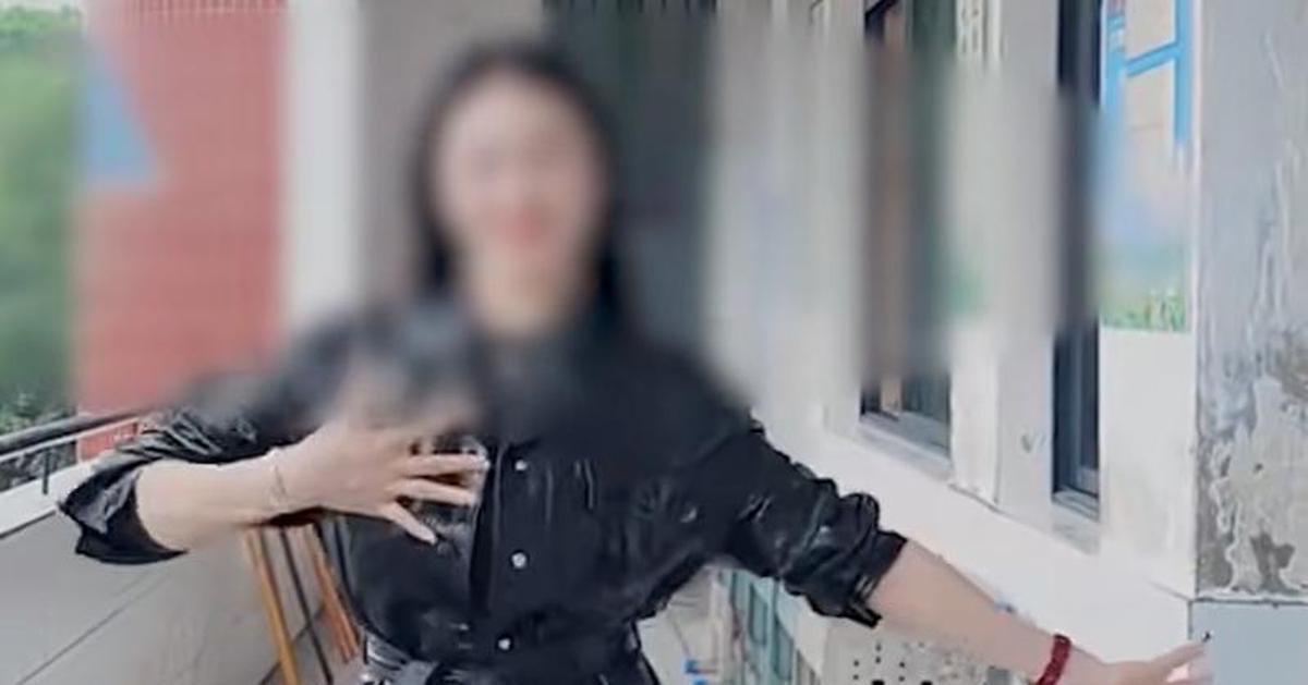 Cô giáo có gần 800.000 người theo dõi vì clip nhảy múa ở trường, bị phụ huynh tố cáo "gây ảnh hưởng xấu"