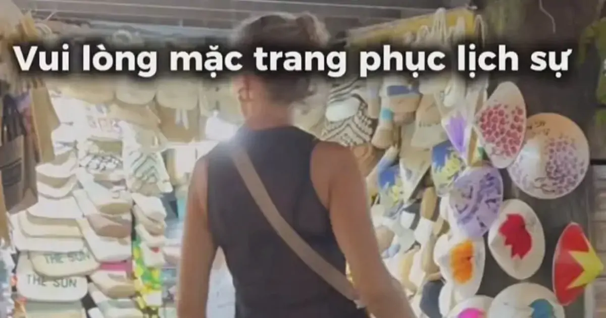 Nữ du khách bị mời rời khỏi Chùa Cầu Hội An vì trang phục phản cảm