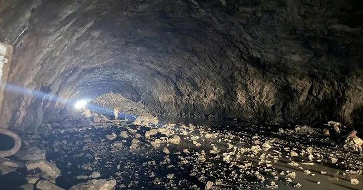 Khối đá lớn đổ sập, hầm duy nhất trải bê tông nhựa toàn bộ lóe sáng, 1.500 người hò reo vì thành công lớn