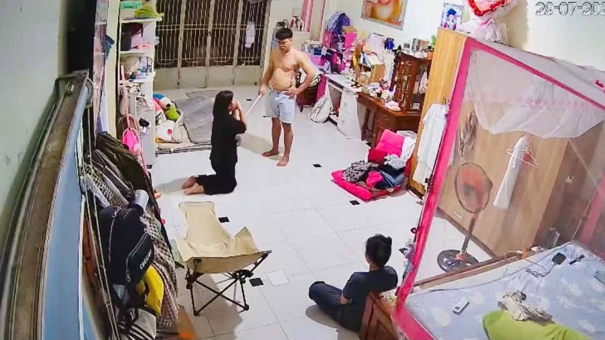 Danh tính gã đàn ông đánh đập con gái của nhân tình, bắt quỳ gối xuyên đêm