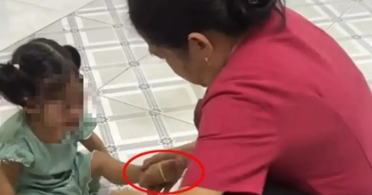 Công an xác minh vụ bảo mẫu đánh chửi, bắn dây thun vào trẻ