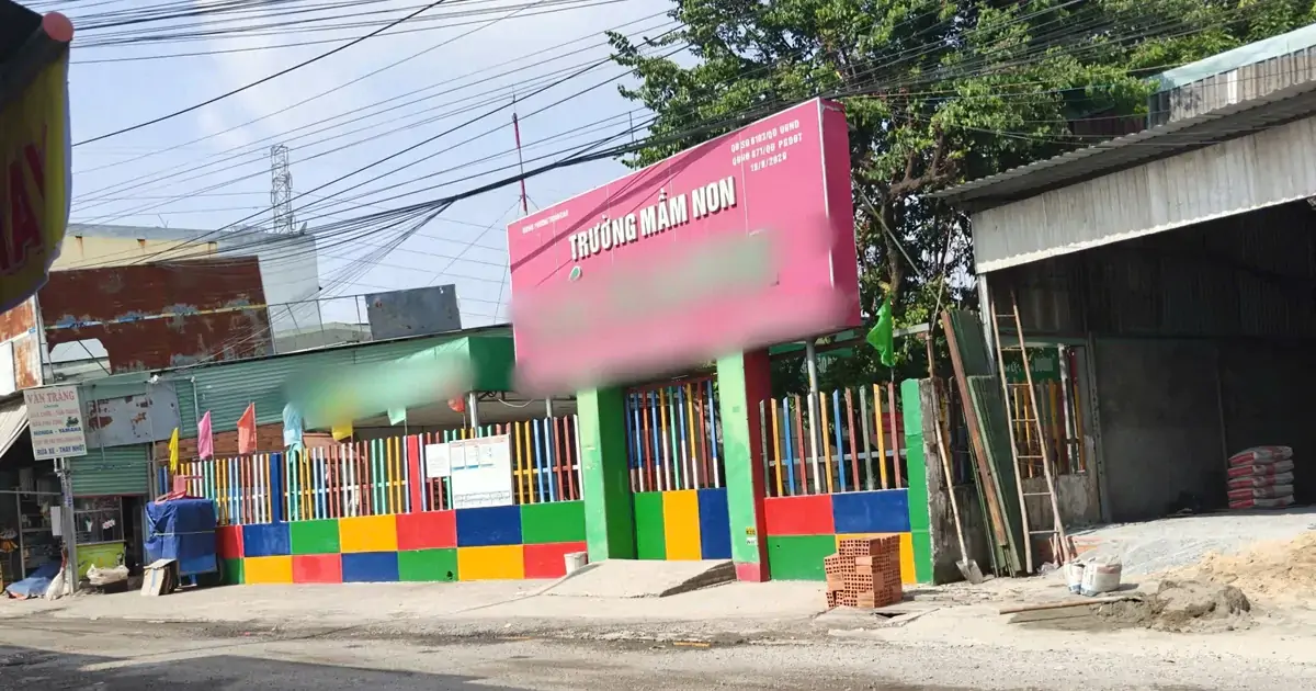 Bảo mẫu thừa nhận dùng dây thun bắn vào lòng bàn chân hai bé