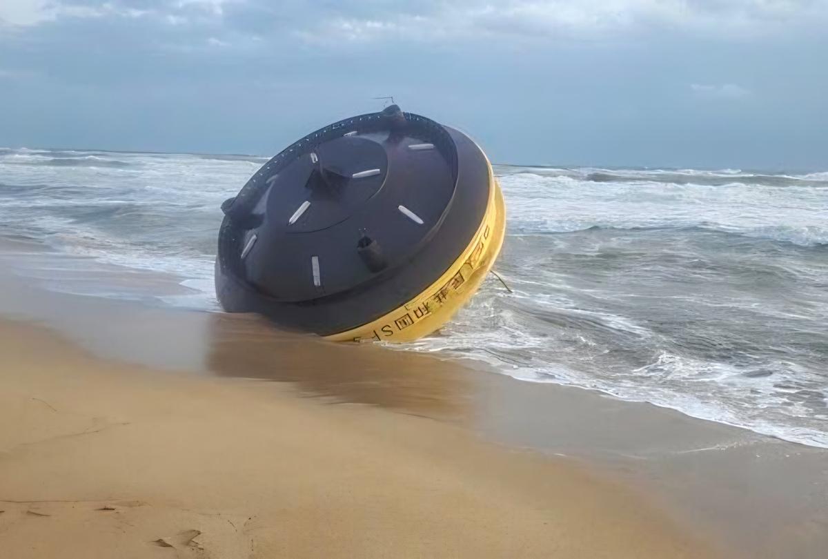 Tìm chủ sở hữu vật thể in dòng chữ "CHINA BUOY SF303" dạt bờ biển Quảng Ngãi