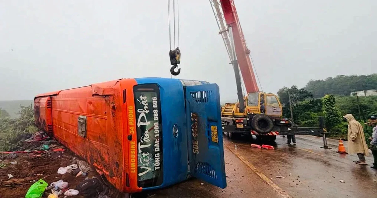 Người nhà tới nhận dạng 4 nạn nhân vụ lật xe khách ở Gia Lai