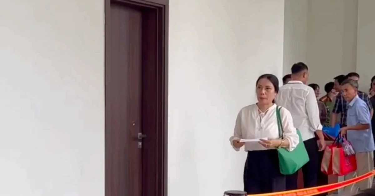Vụ Hiệu trưởng thu 15.000 đồng/tiết học thêm: An ninh thắt chặt, âm thanh phòng báo chí bị ngắt