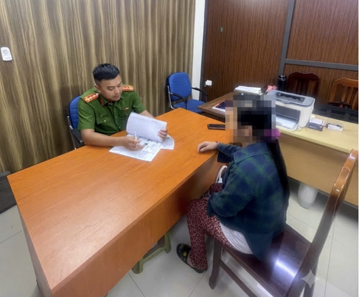 Người phụ nữ SN 1978 mang sổ tiết kiệm đến ngân hàng chuyển 50 triệu vào STK ghi trên giấy: Công an chặn đứng giao dịch