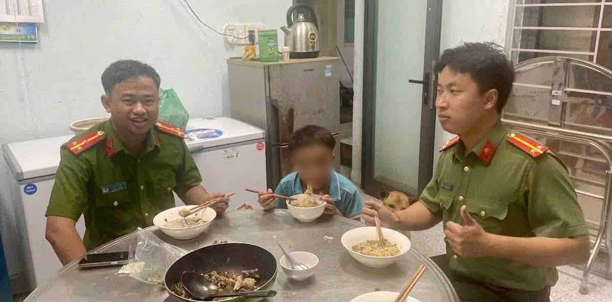 Nhớ mẹ đi làm thuê, bé trai 13 tuổi ở Quảng Ngãi đi bộ hơn 100km để gặp mẹ