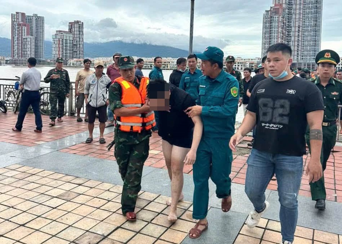 Đang tập lái ca nô trên sông Hàn, bộ đội kịp cứu nam thanh niên gặp nạn