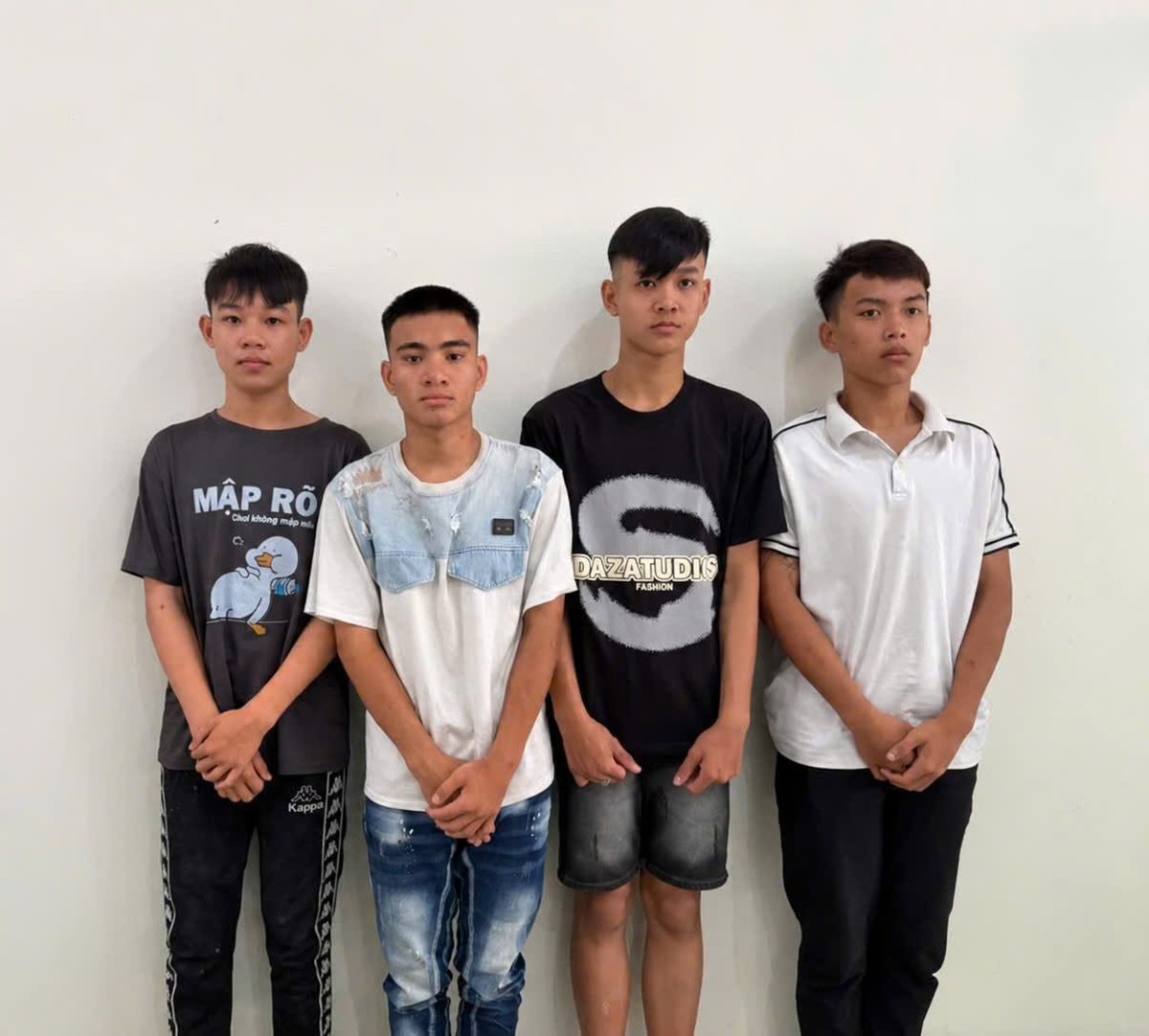 Khởi tố 6 thanh niên đánh người bằng hung khí trên vỉa hè gần bờ hồ ở TP.HCM