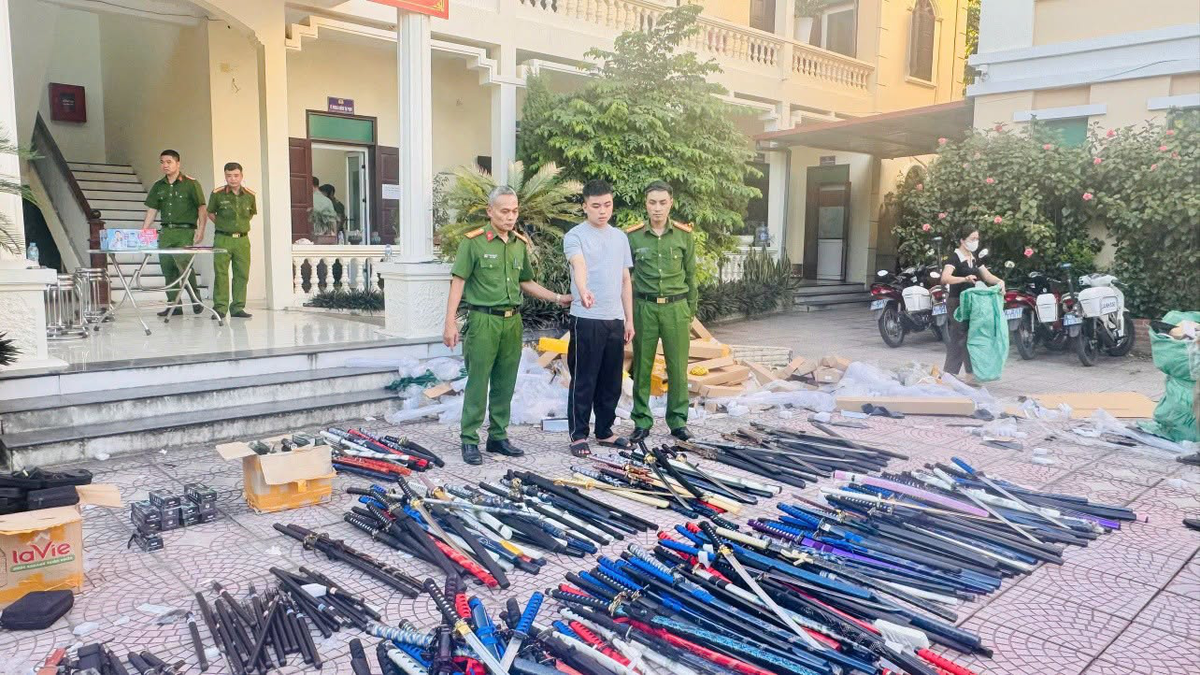 Khám xét 2 kho hàng, công an thu giữ gần 1 tấn kiếm, gậy ba-ton và bình xịt hơi cay: Khởi tố Ninh Văn Thanh SN 2002