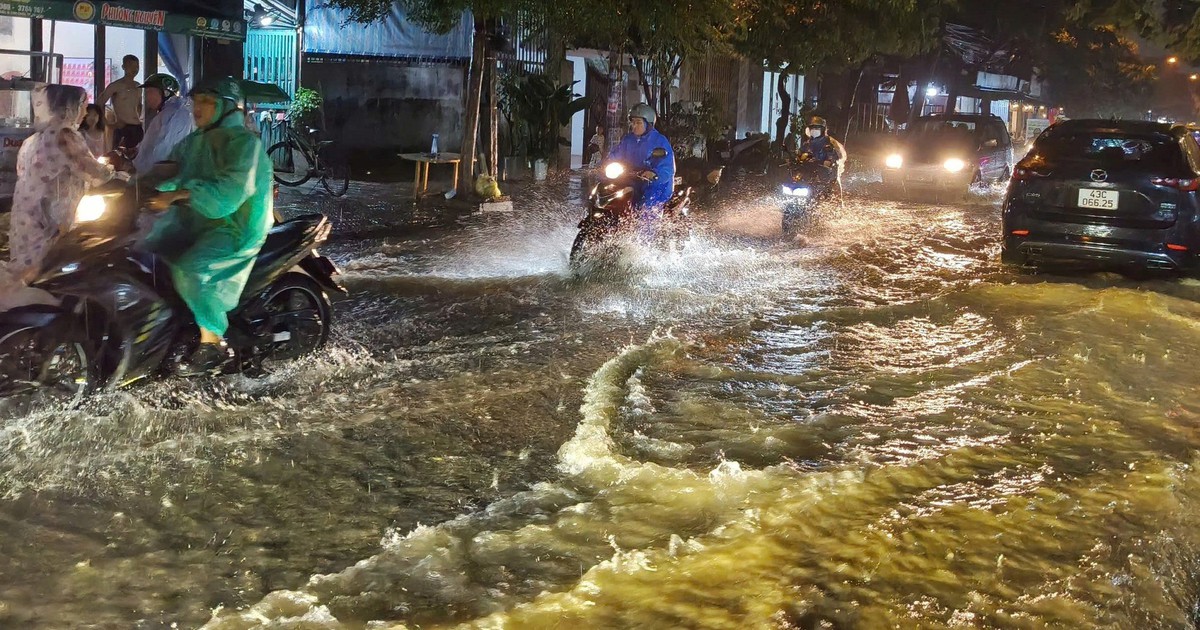 Mưa lớn ở Đà Nẵng gây ngập cục bộ một số tuyến đường, nhiều người bì bõm dắt xe