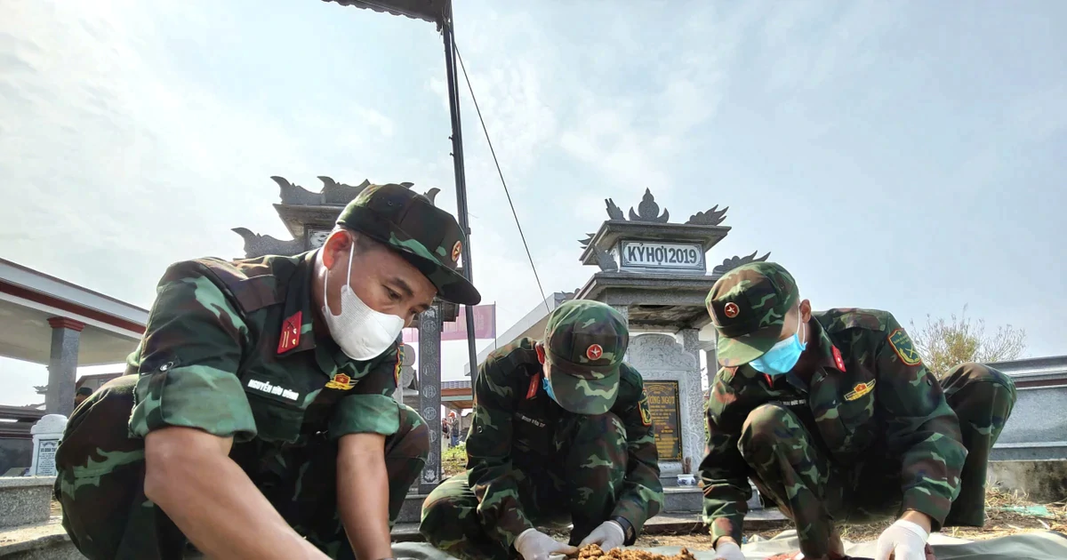 Khai mở mộ tập thể, phát hiện 17 hài cốt liệt sĩ