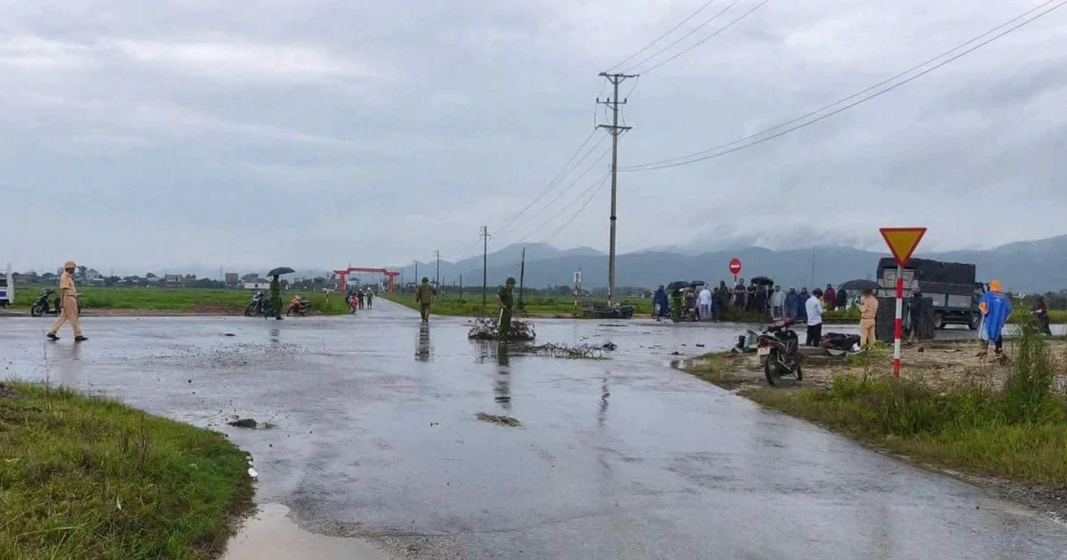 Xe tải va chạm xe máy chở ba học sinh, hai em tử vong