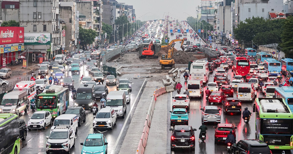 Hà Nội mưa lớn giờ tan tầm, các cầu qua sông Hồng tắc nghẹt