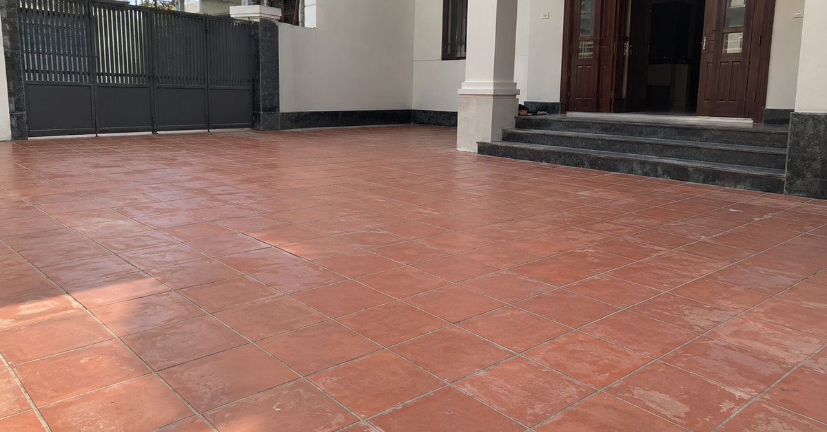 Vì sao ngày càng nhiều gia đình không còn dùng gạch đỏ lát toàn bộ sân? 2 vật liệu mới đang dần thay đổi diện mạo sân nhà